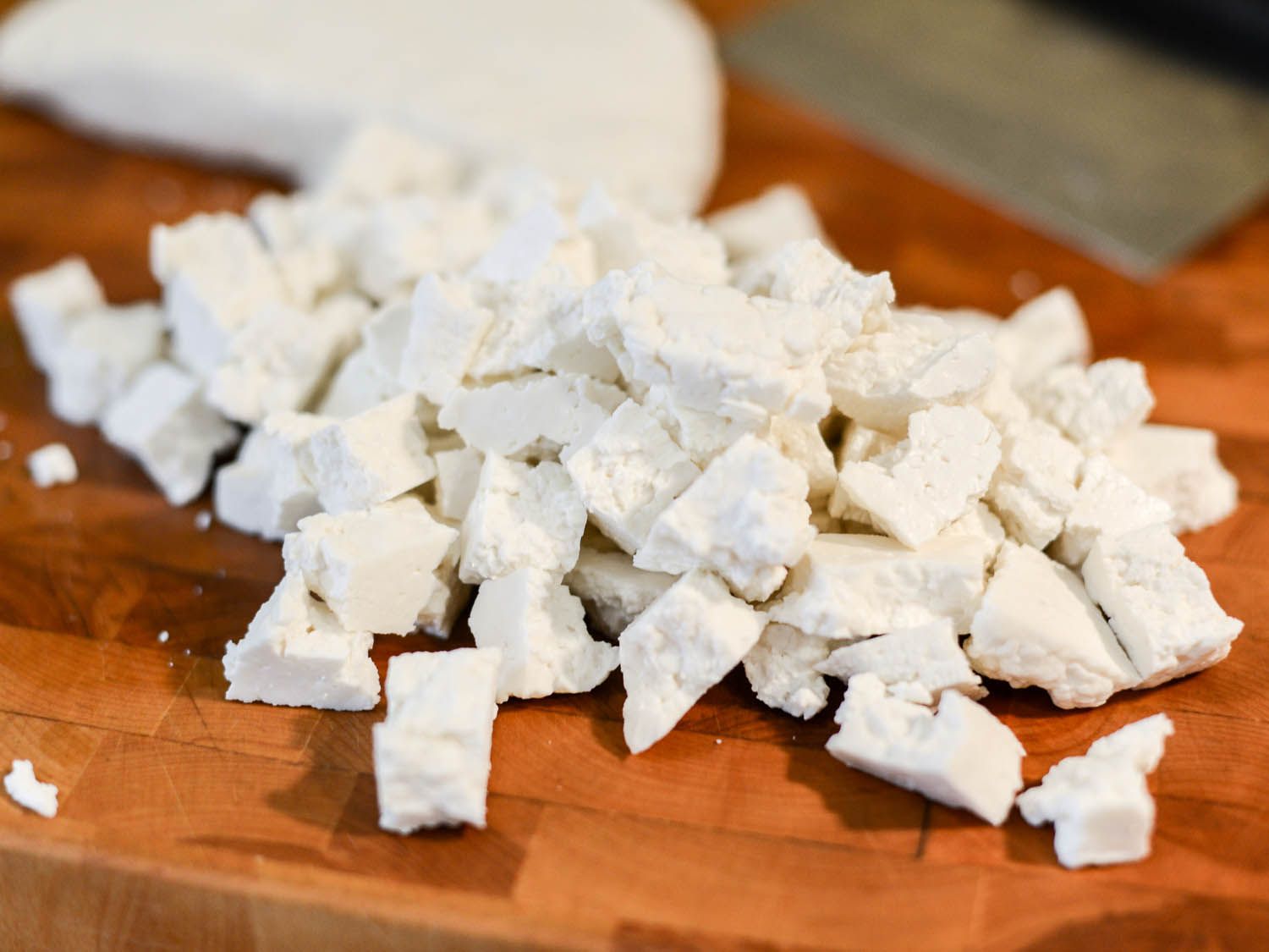 奶酪团被分解成一口大小的凝乳。