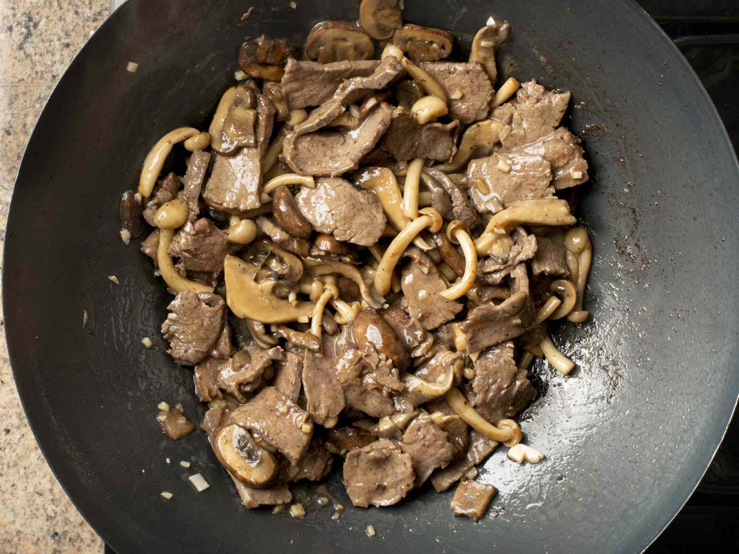把牛肉放回锅里，煮透，和棕色的蘑菇混在一起。牛肉和蘑菇都很有光泽，说明酱汁已经和食材完全乳化了。华体会应用下载