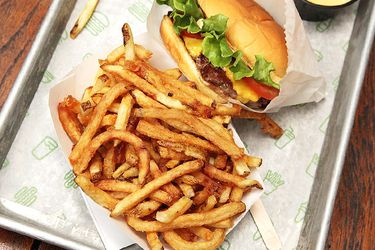 Shake Shack汉堡和自制薯条