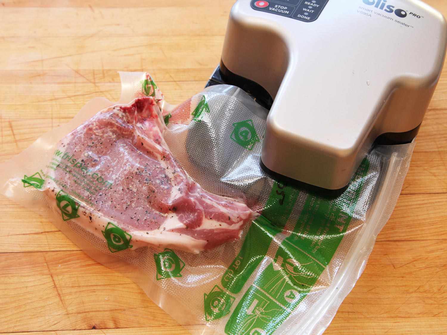 在一份前一堆前一次的喷锅上，用一包喷锅的喷菜，用一份特制的猪肉。