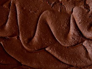 双层巧克力糖霜的漩涡。