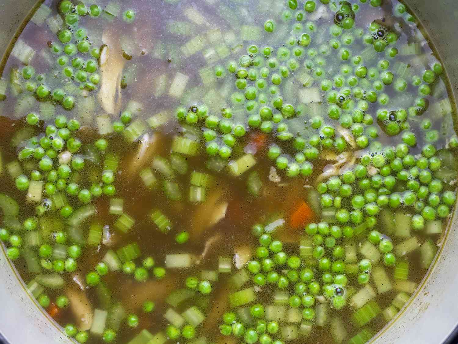 豌豆鸡肉和锅里的米汤。