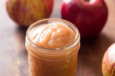 一个mason jar of silky smooth homemade applesauce