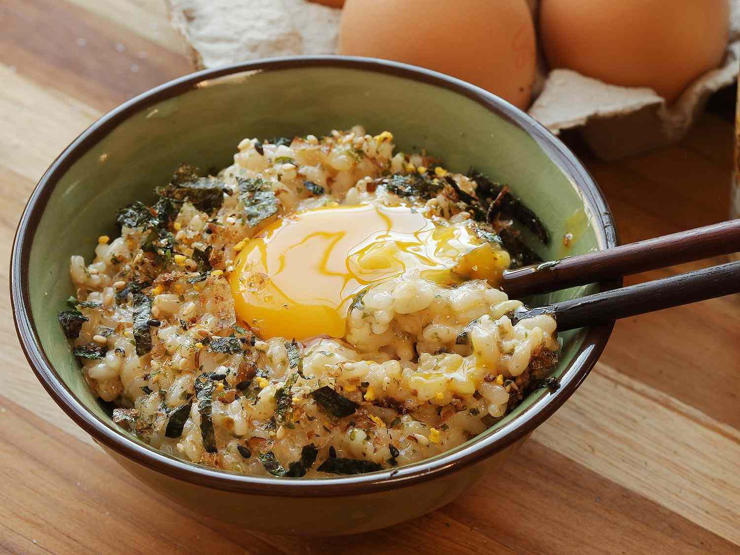 再加一个蛋黄到调味过的tamago cake gohan中