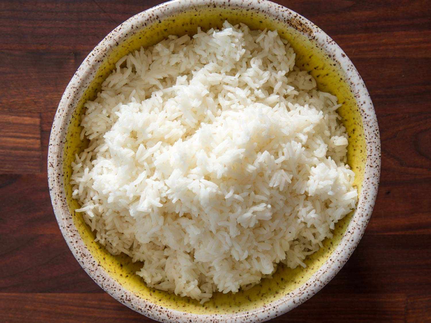 一碗煮熟的长粒白米饭。