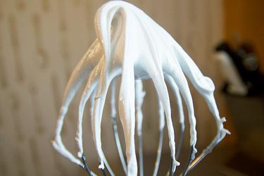 白色意大利蛋白霜在厨房辅助搅拌机打蛋器附件