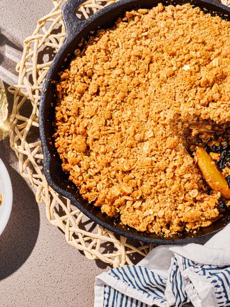 Overhead view of apple crisp