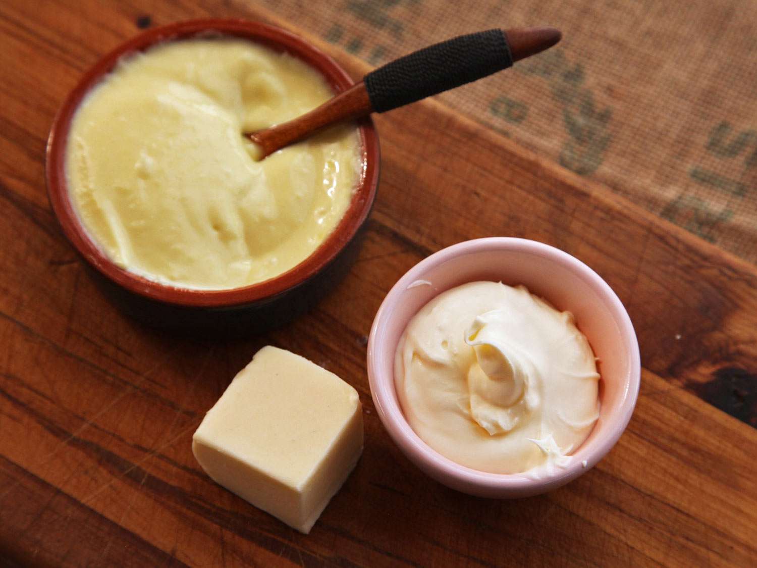 丰富的食材可供选择，华体会应用下载摆放在砧板上:一块人造黄油，一碗自制蛋黄酱，和一个小杯法式奶油<e:1>。