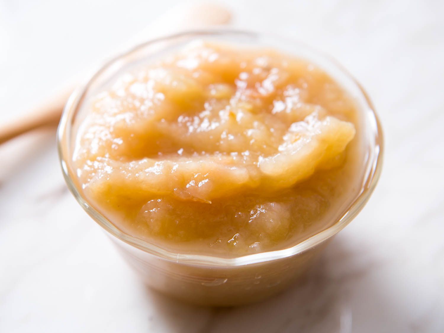 一个ramekin of unsweetened applesauce.