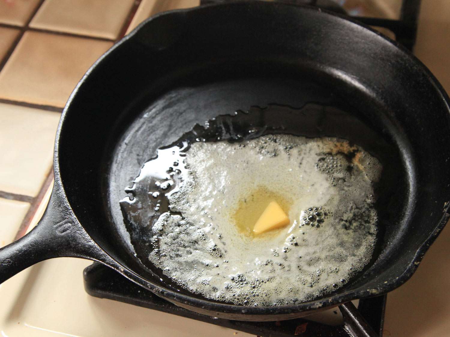 在炉子上的铸铁煎锅里融化黄油gydF4y2Ba