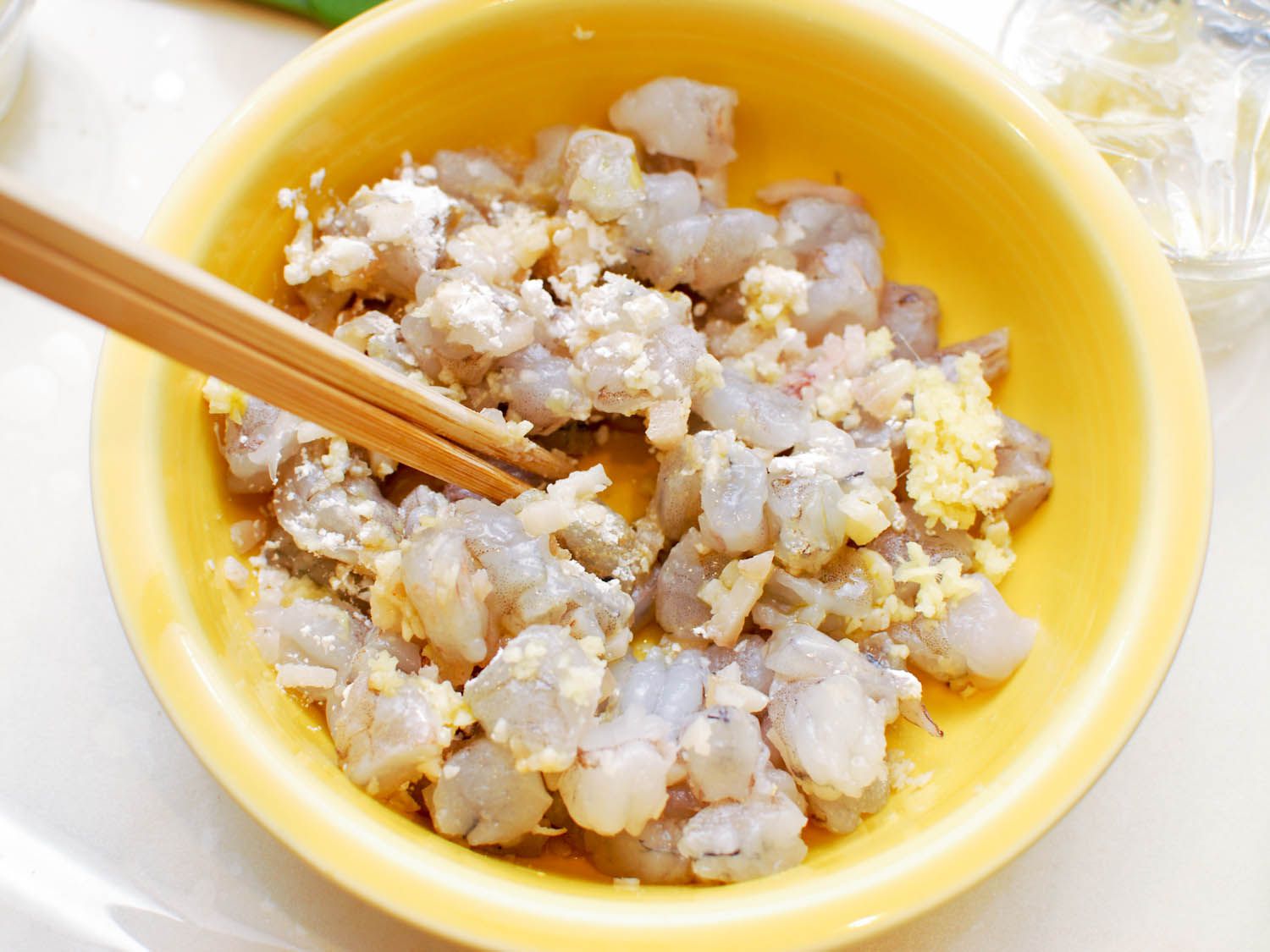 馅料用筷子放在黄华体会应用下载色的碗里混合。