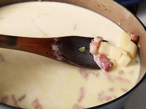 土豆丁和咸猪肉加牛奶炖成浓汤