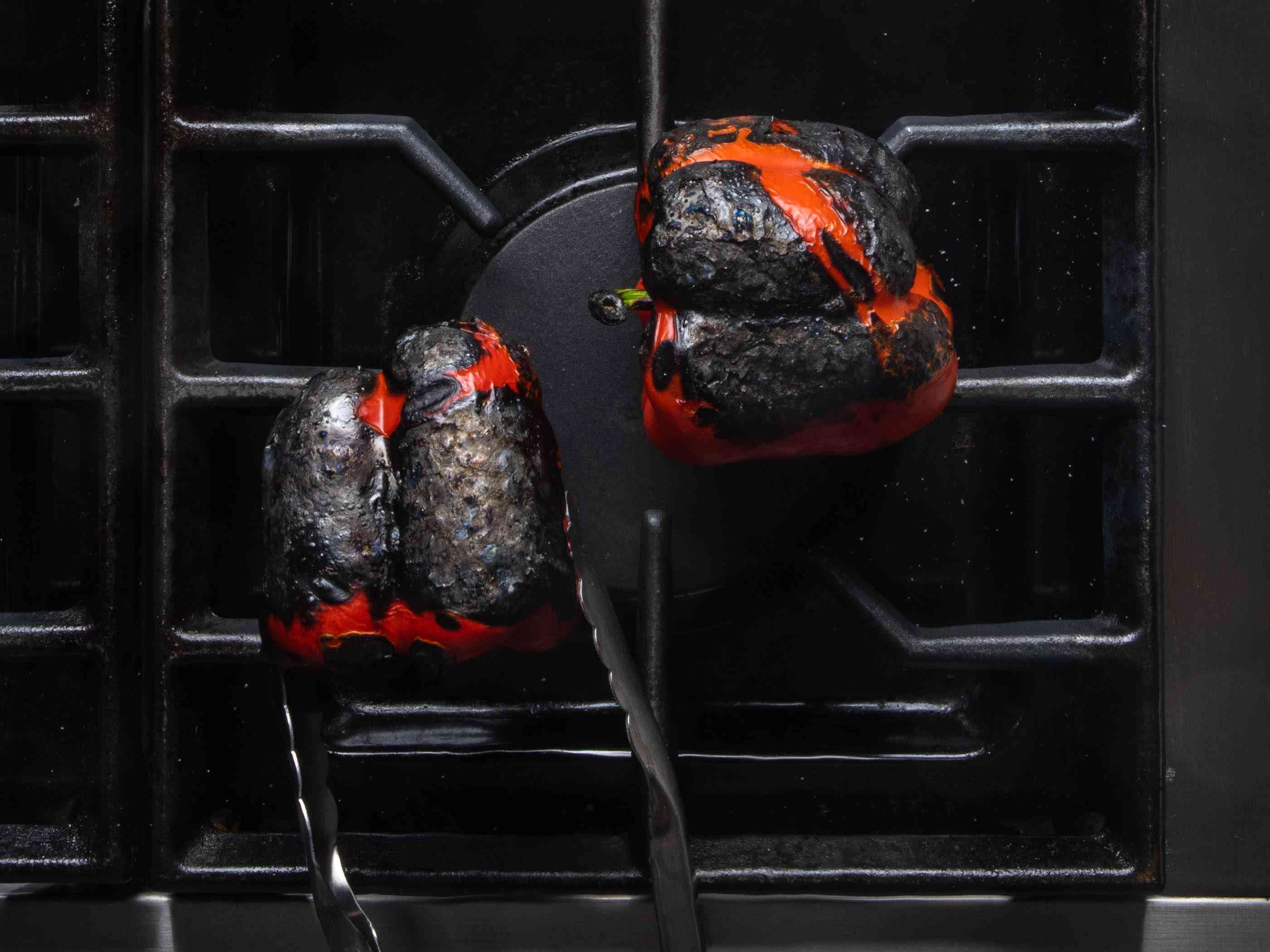 烧焦的红甜椒直接放在炉子的火焰上。