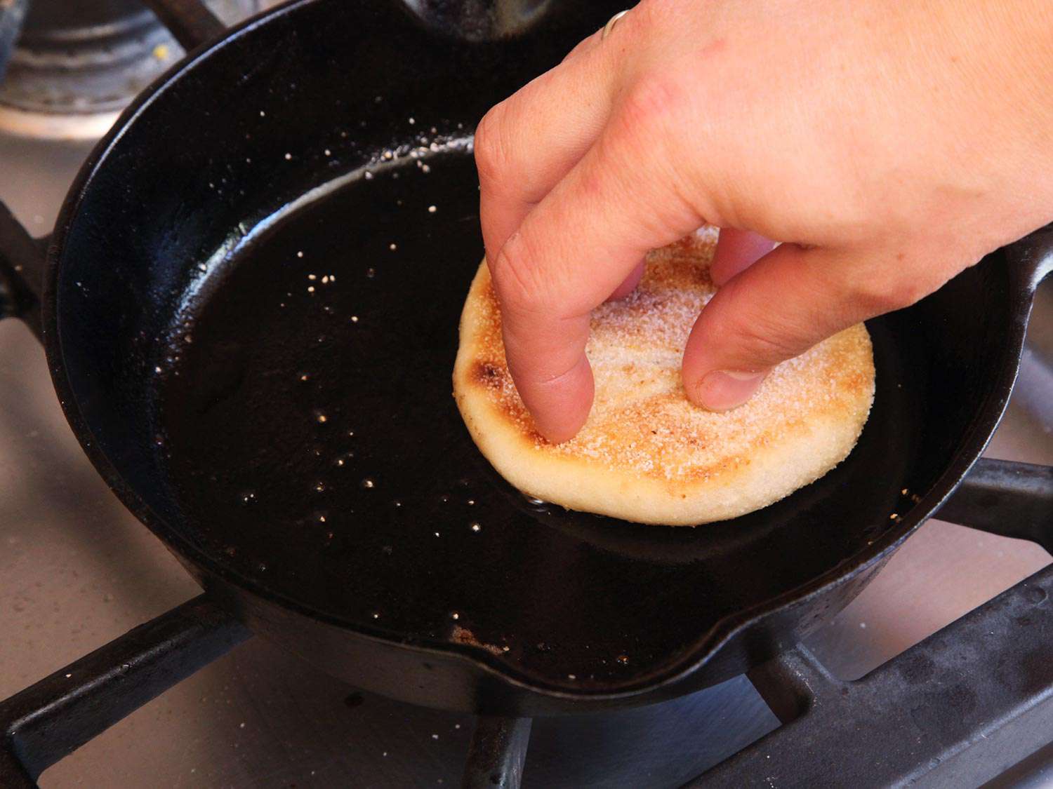 把英式松饼压下去，让它烤着吃自制的蛋松饼