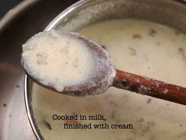杂烩汤在牛奶中煮，最后淋上奶油。