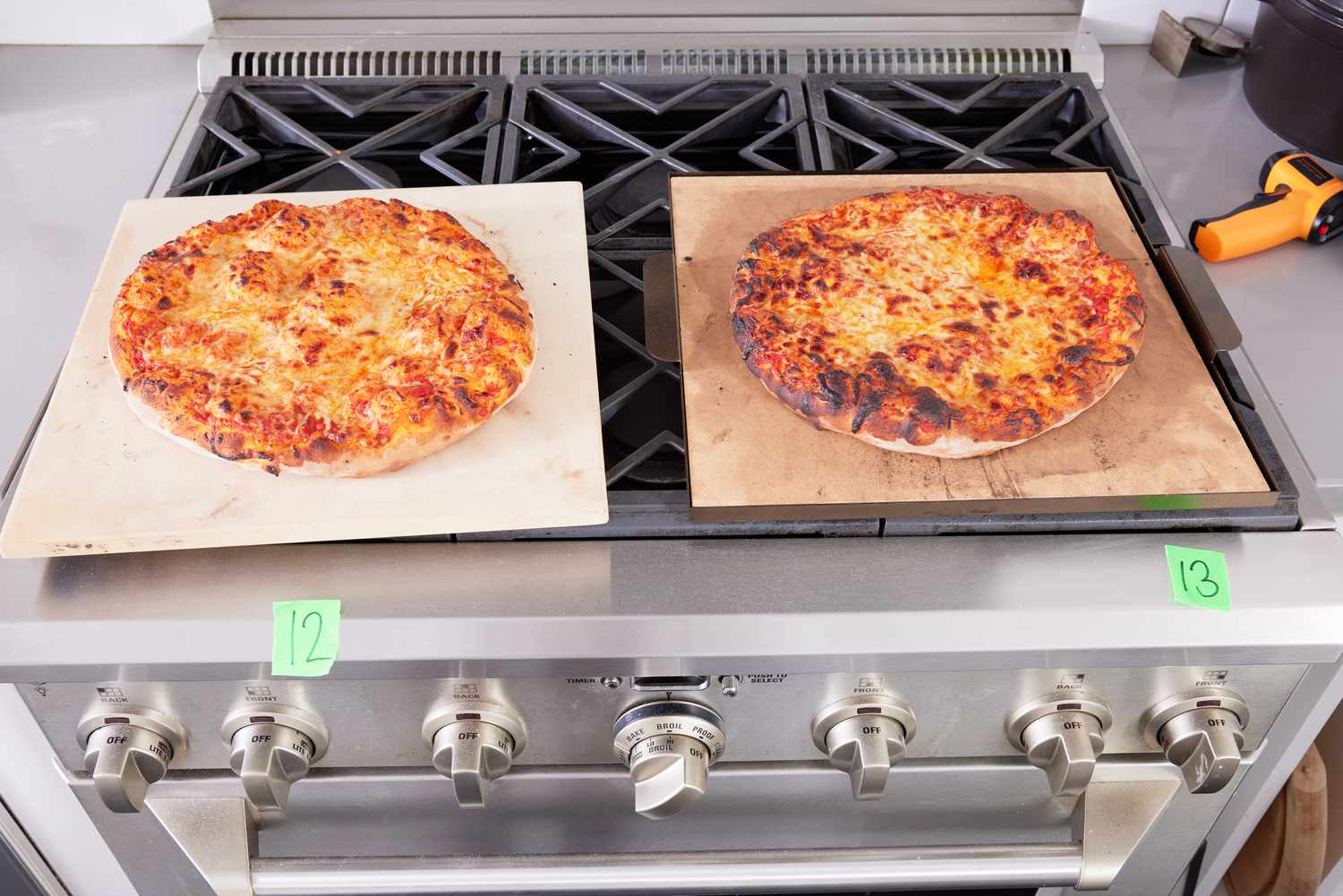 两个烤披萨放在两块烤石上