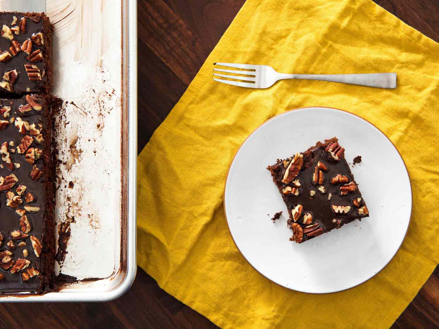 一张巧克力蛋糕的巧克力蛋糕，在苹果旁边，用一张黄色的标签，用一张白色的床垫和蛋糕