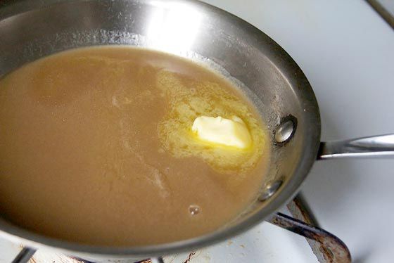 融化黄油在波切塔汁中做酱汁。