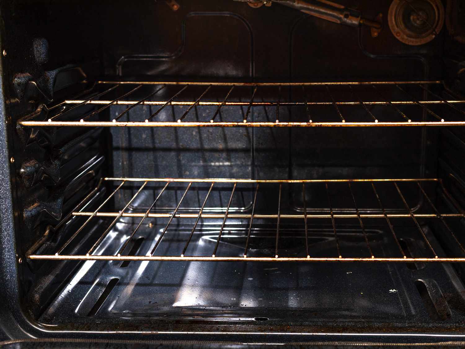 Rack inside of oven, set to lower position (without anything on it).