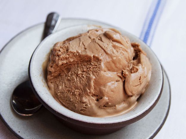 一碗绵软醇厚的巧克力冻蛋奶冻。