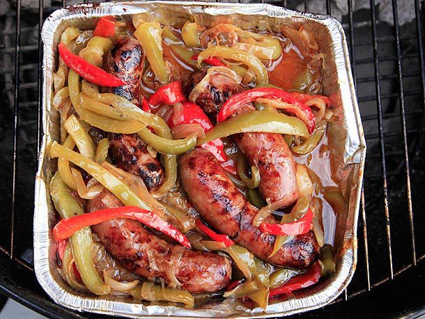 一次性铝制烤盘，里面盛着意大利香肠、辣椒和洋葱