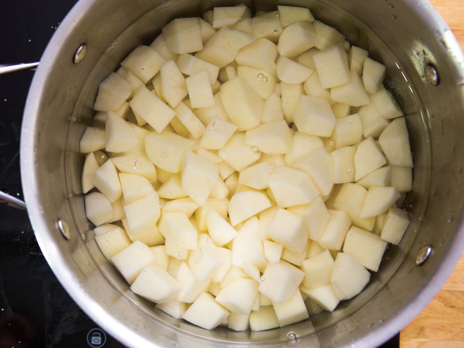把土豆丁放在锅里，加水