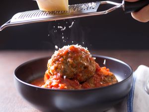 意大利的意大利牛肉在意大利辣椒酱端在一碗黑色的黑色辣椒。