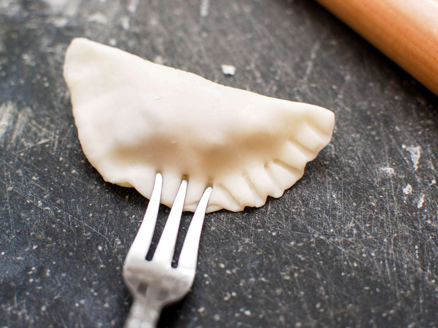 半月形的饺子，用小叉子的尖折起来。
