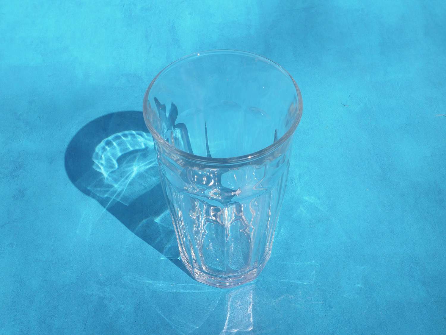 蓝色背景上的duralex玻璃