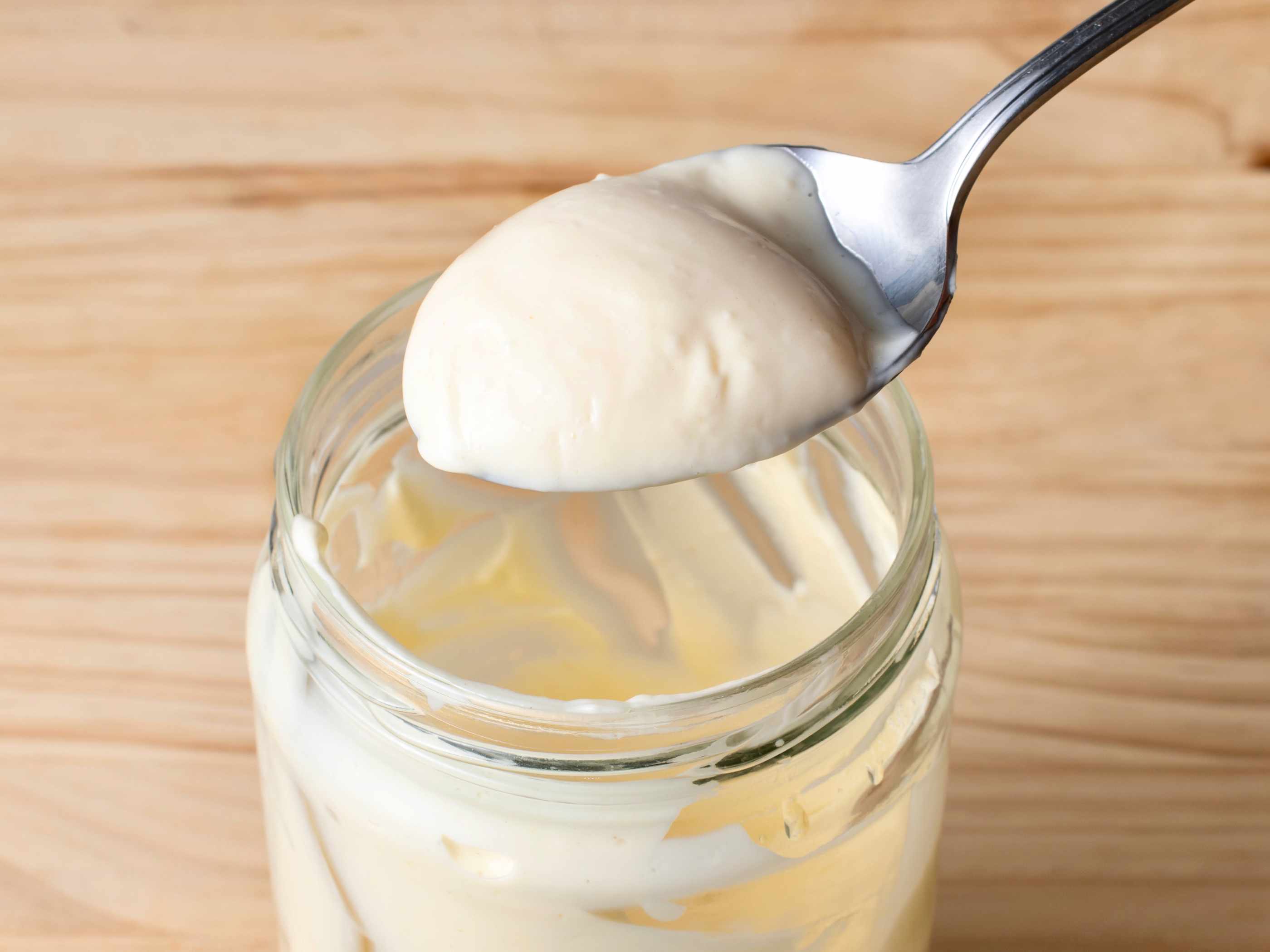 完全乳化的蛋黄酱放在勺子上，放在乳化的玻璃罐中。