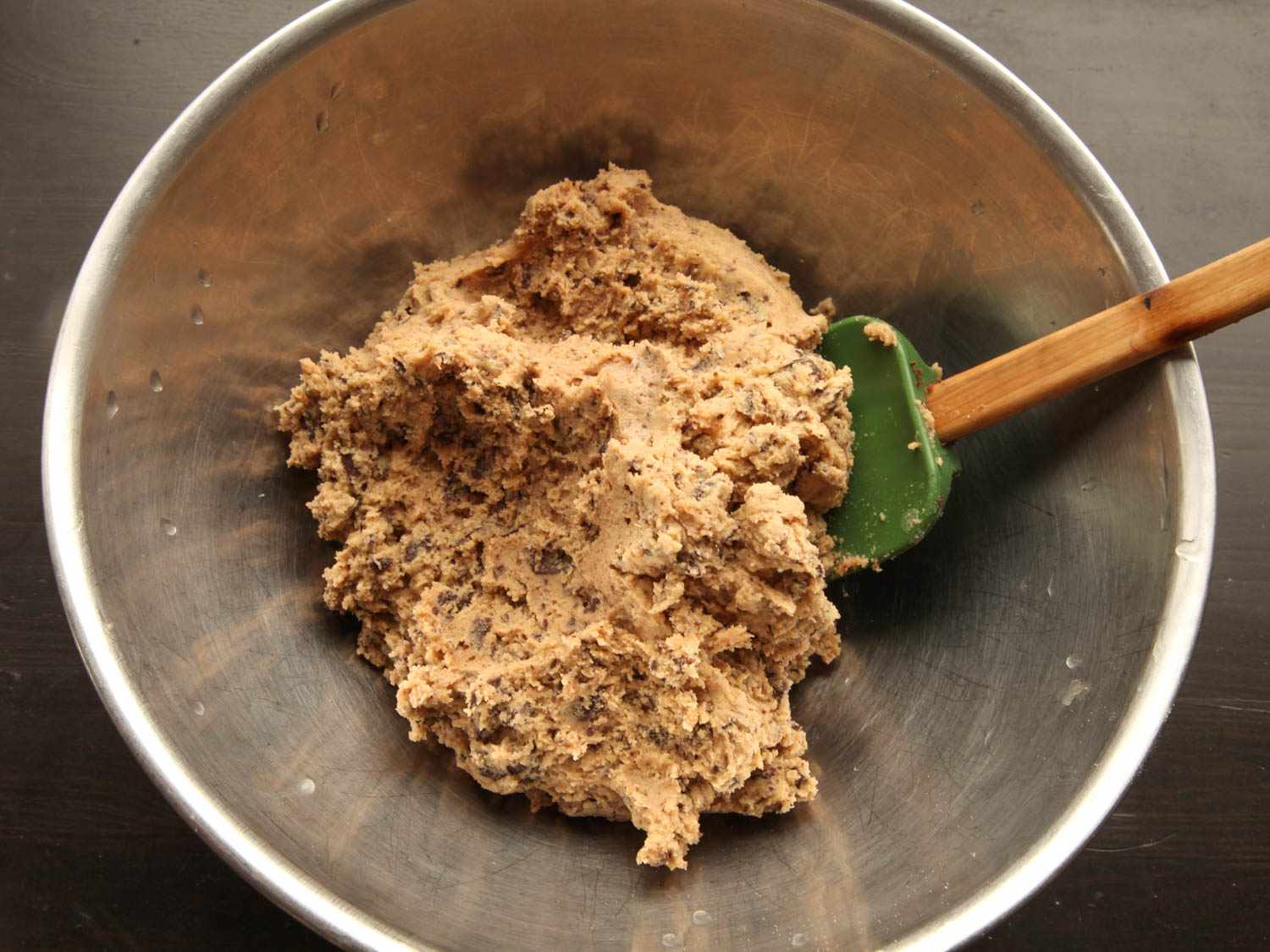 一碗饼干面团，只与面粉混合，用来制作柔软的饼干。gydF4y2Ba