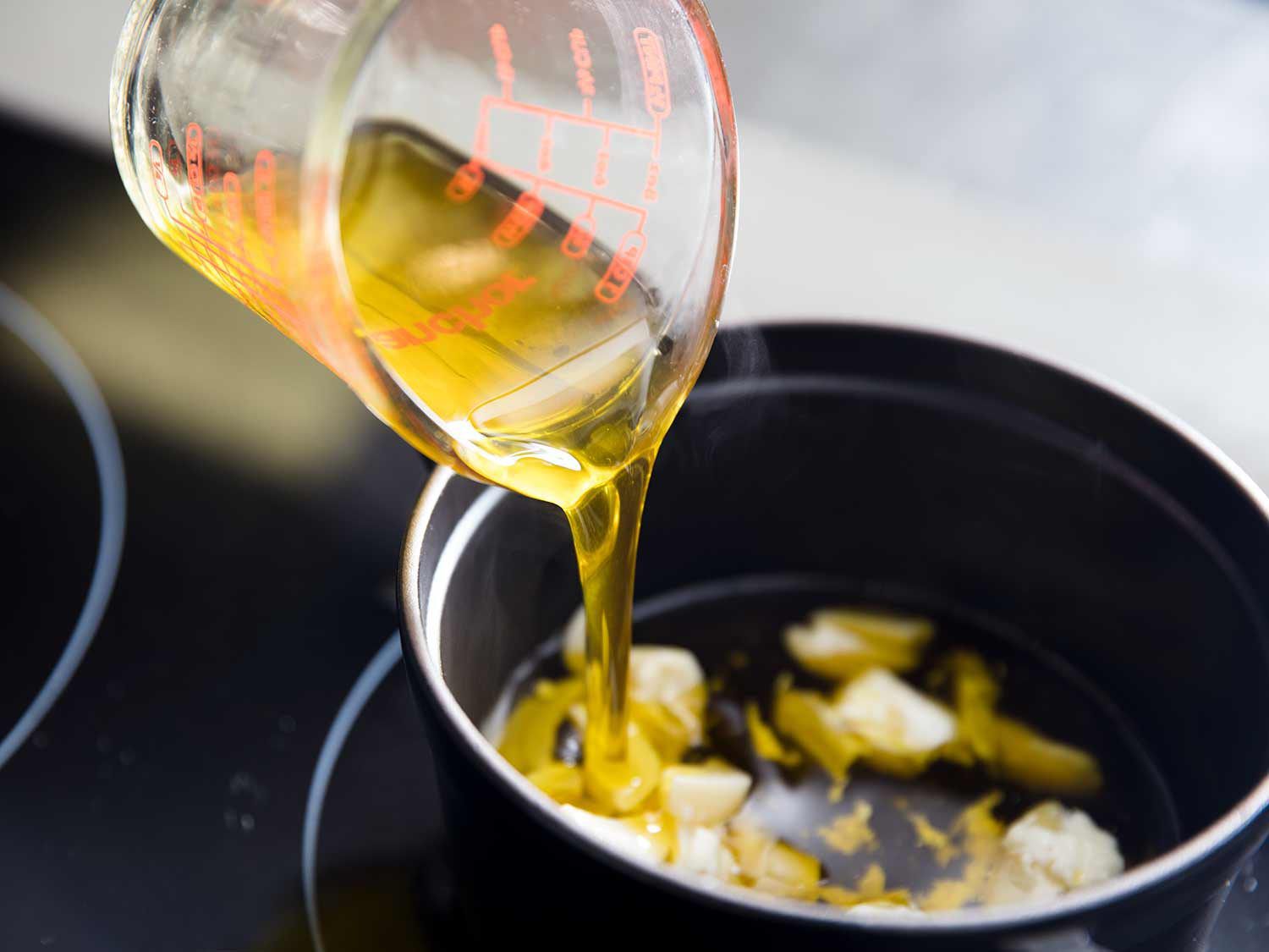 在蒜瓣中加入橄榄油，做蒜肉酱。