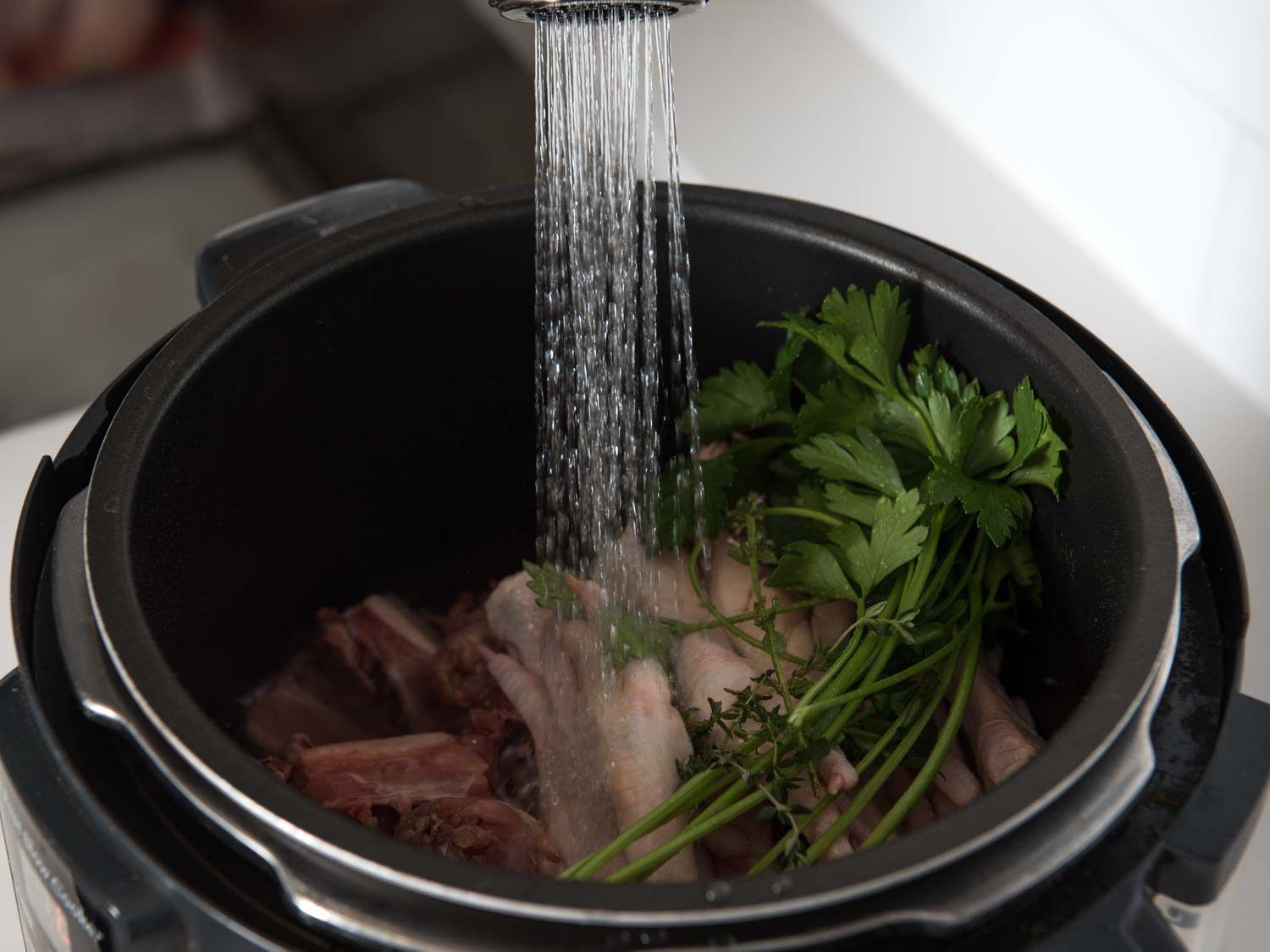 在多锅里装满水和鸡肉高汤的原料华体会应用下载