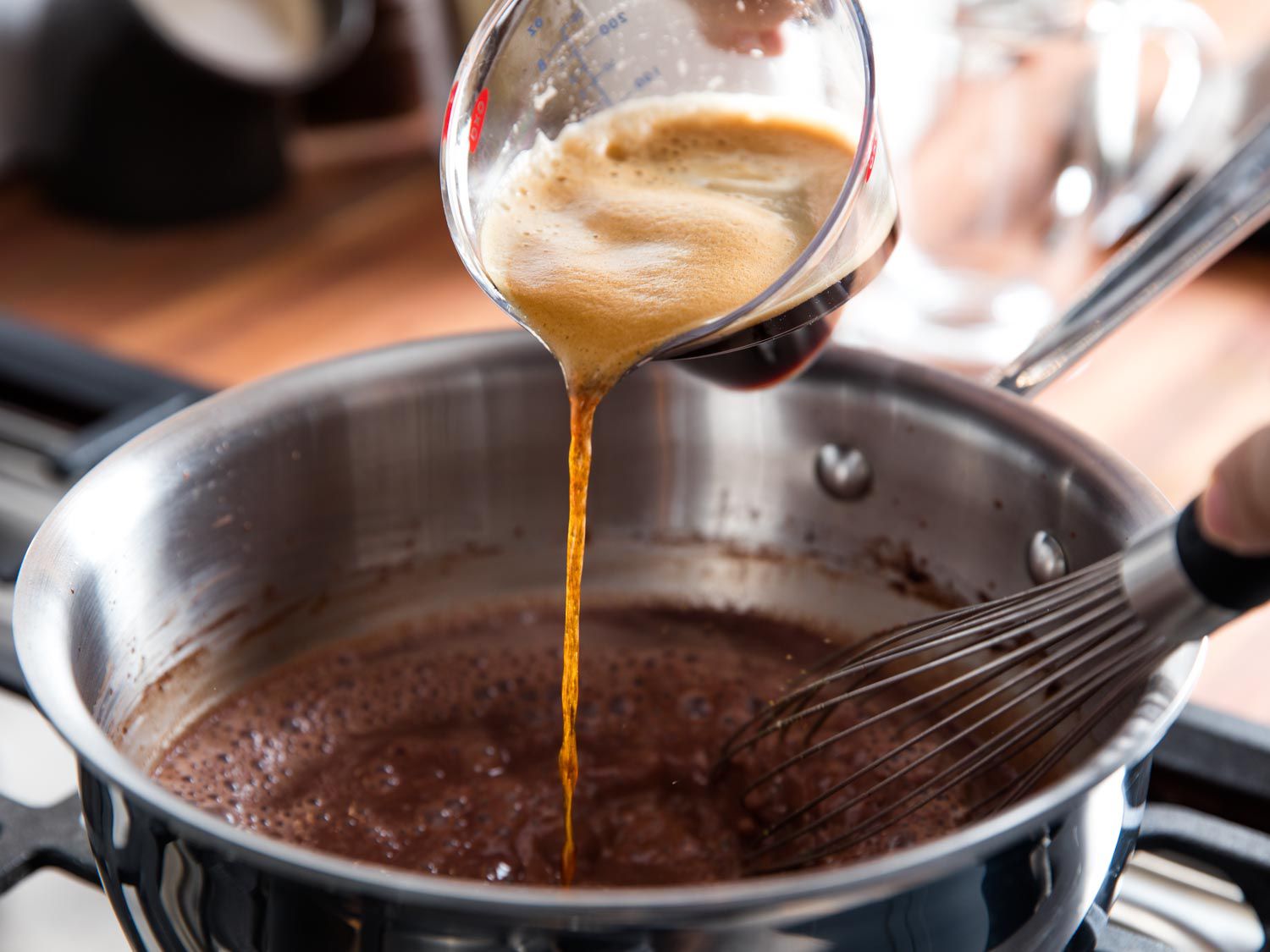 把浓咖啡搅拌到热巧克力锅里。