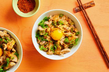 日式海鲜，放在木制筷子旁边的白色陶瓷碗里，一个小陶瓷碗里盛着togarashi调味料，左边还有一碗日式海鲜。gydF4y2Ba