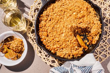 Overhead view of apple crisp