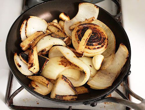 把烧焦的洋葱放在炉子上的煎锅里。