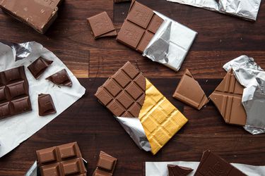 机汇erhead shot of various types of chocolate used for baking