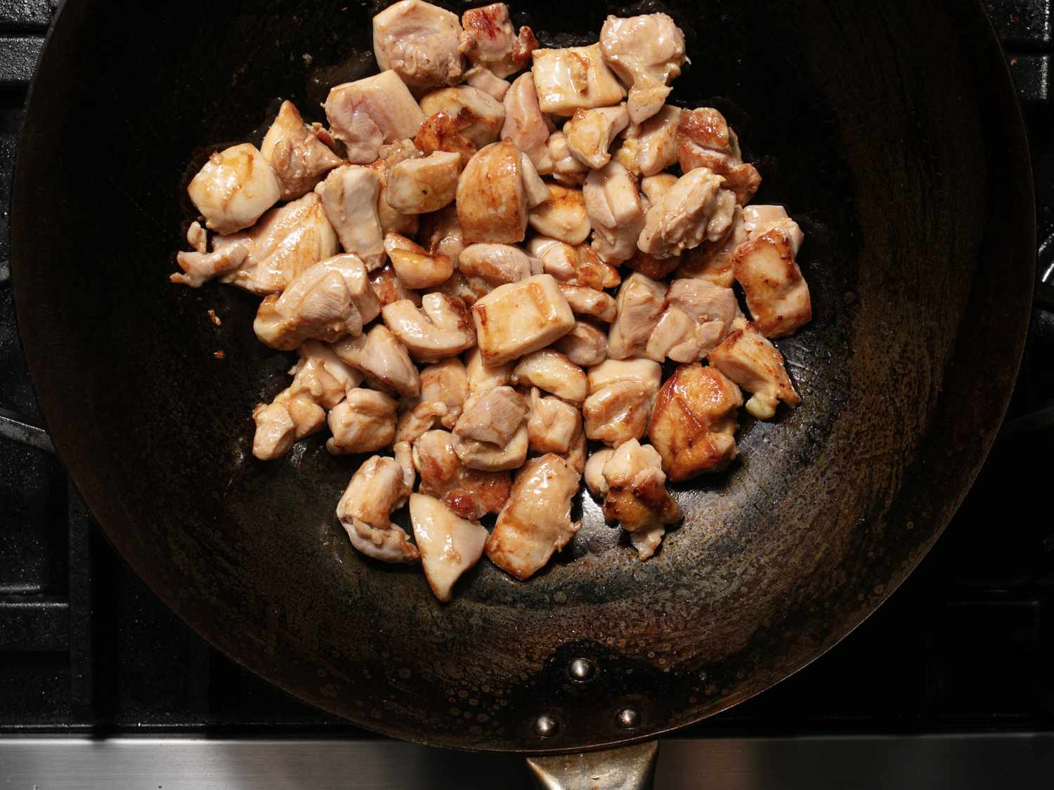 将腌好的鸡腿块放入锅中煸炒，做成外带式宫保鸡丁。gydF4y2Ba