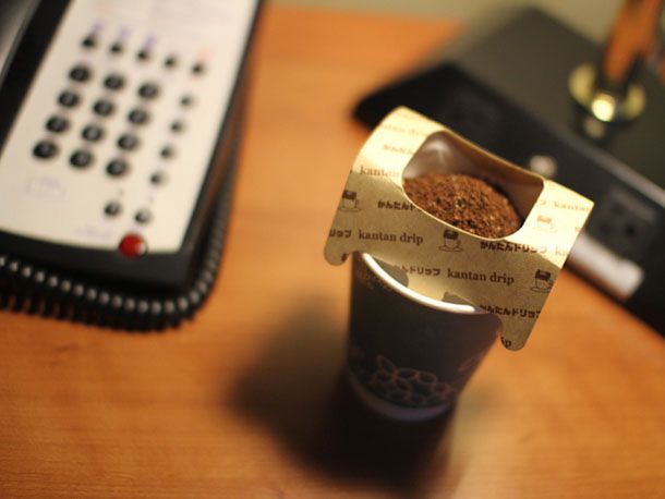 用kantan滴管在纸杯上煮咖啡。