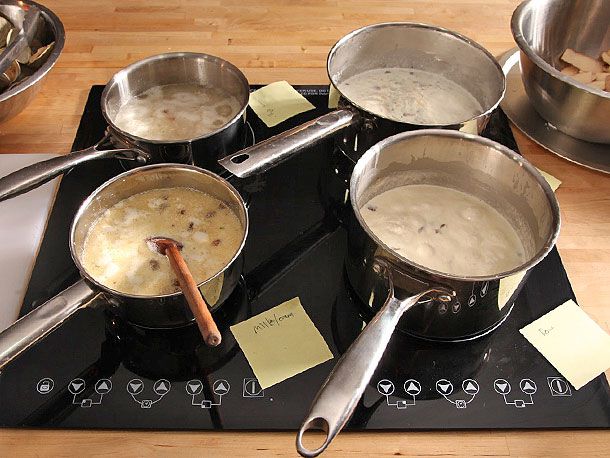四批蛤蜊浓汤使用不同的增稠方法。