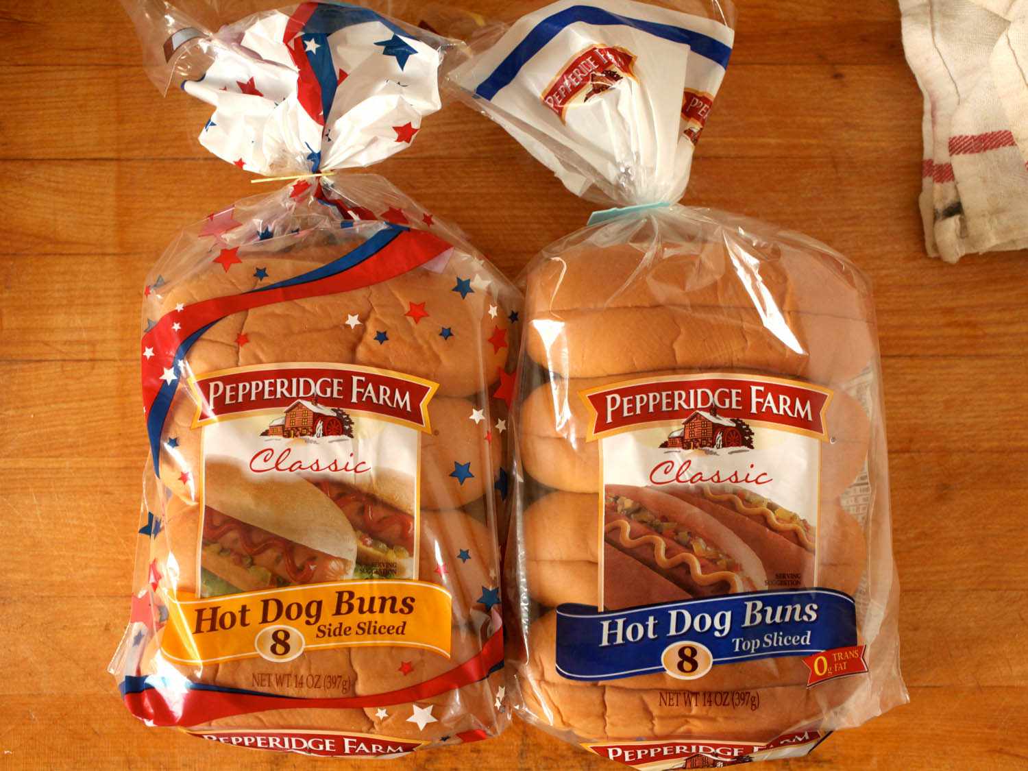 普通的热狗面包vs.上面切开的热狗面包。