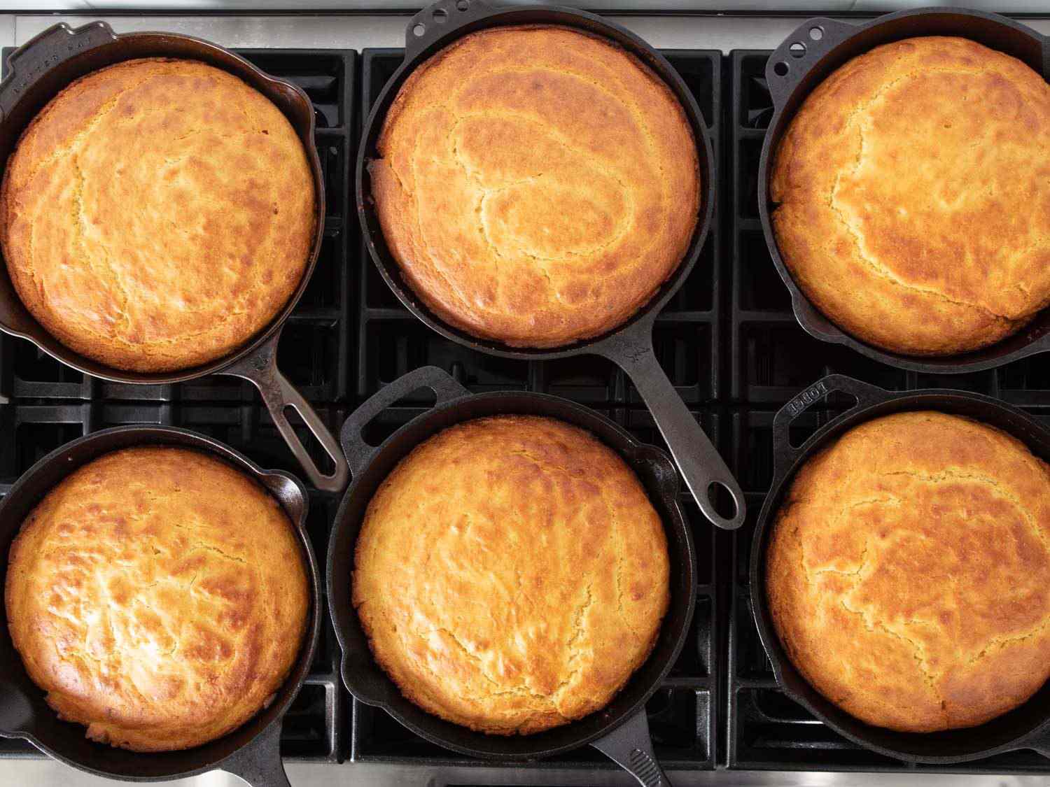 头顶上的镜头是几只铸铁煎锅，每个煎锅里都盛着金黄色的玉米面包;煎锅与煎锅之间的差别是无法分辨的。