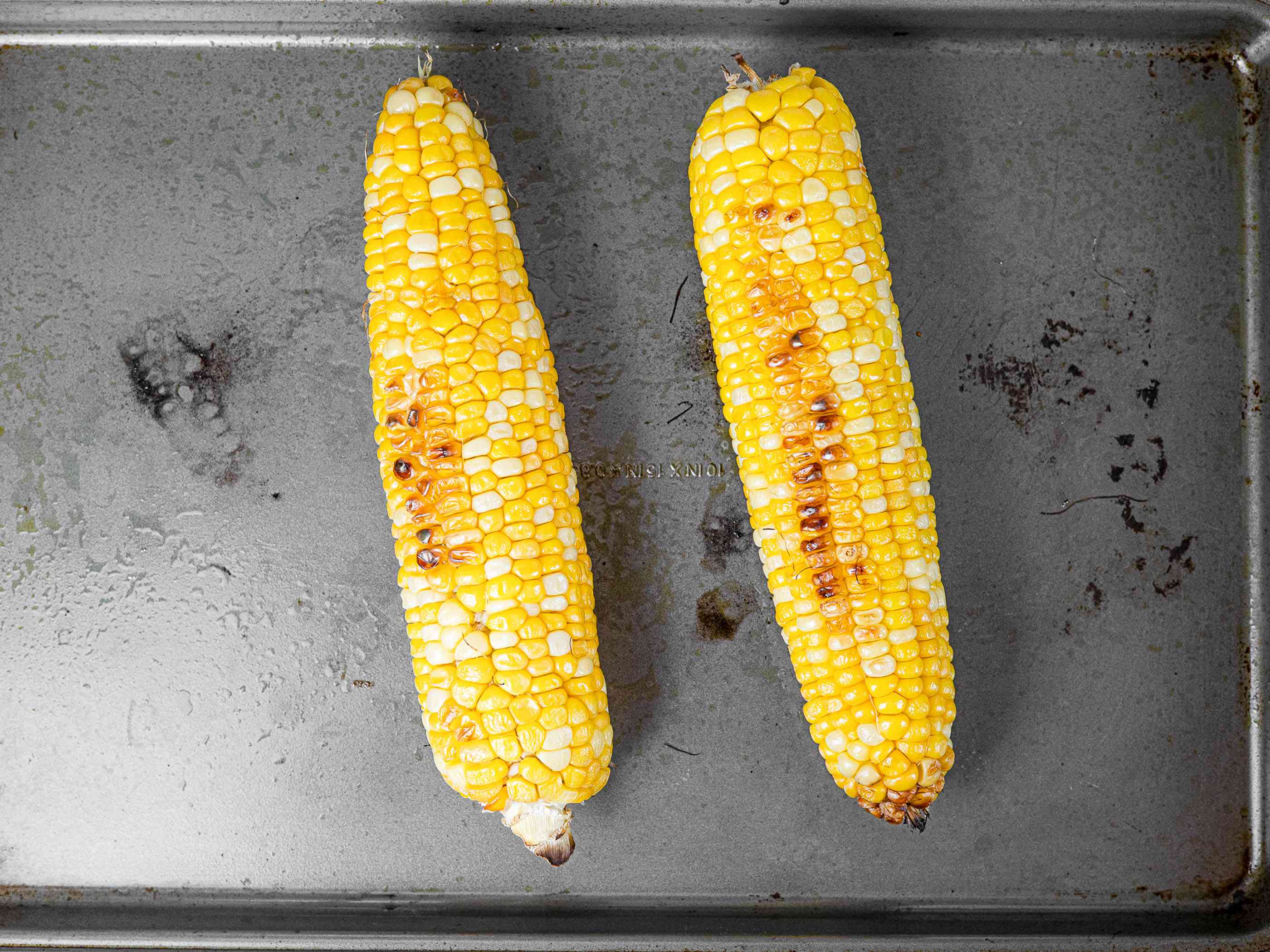 烤玉米放在有边的烤盘上