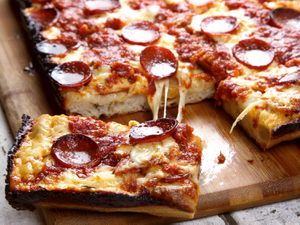 底特律风格的意大利辣香肠披萨放在砧板上