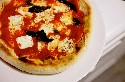 刚出炉的自制那不勒斯风格披萨。