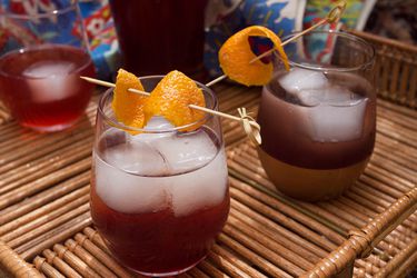 20150629 - sparklingpomegranatecocktail cocktails2 lepkowski.jpg——伊莱