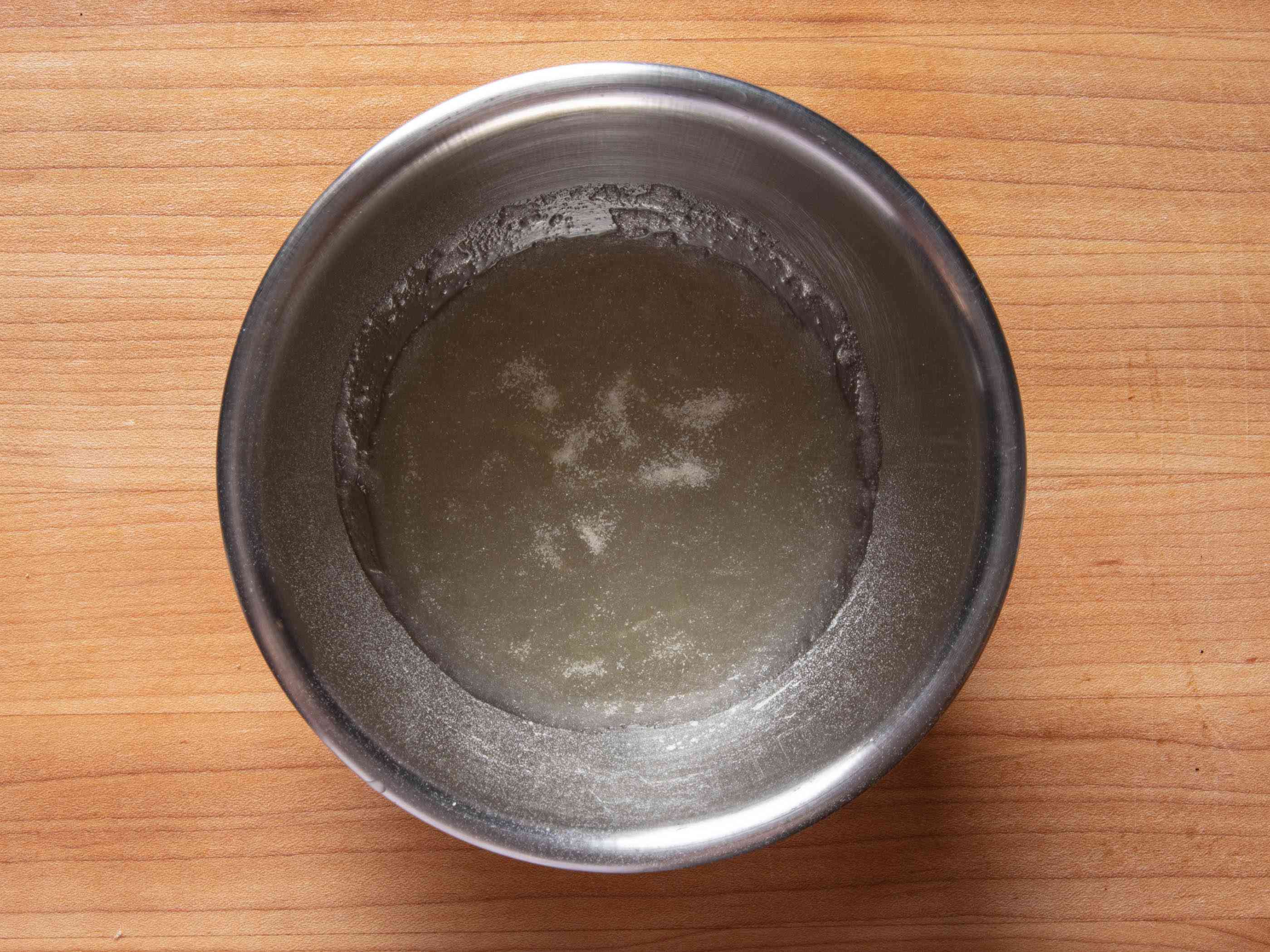 明胶在木台上的一个小搅拌碗里在水中沸腾