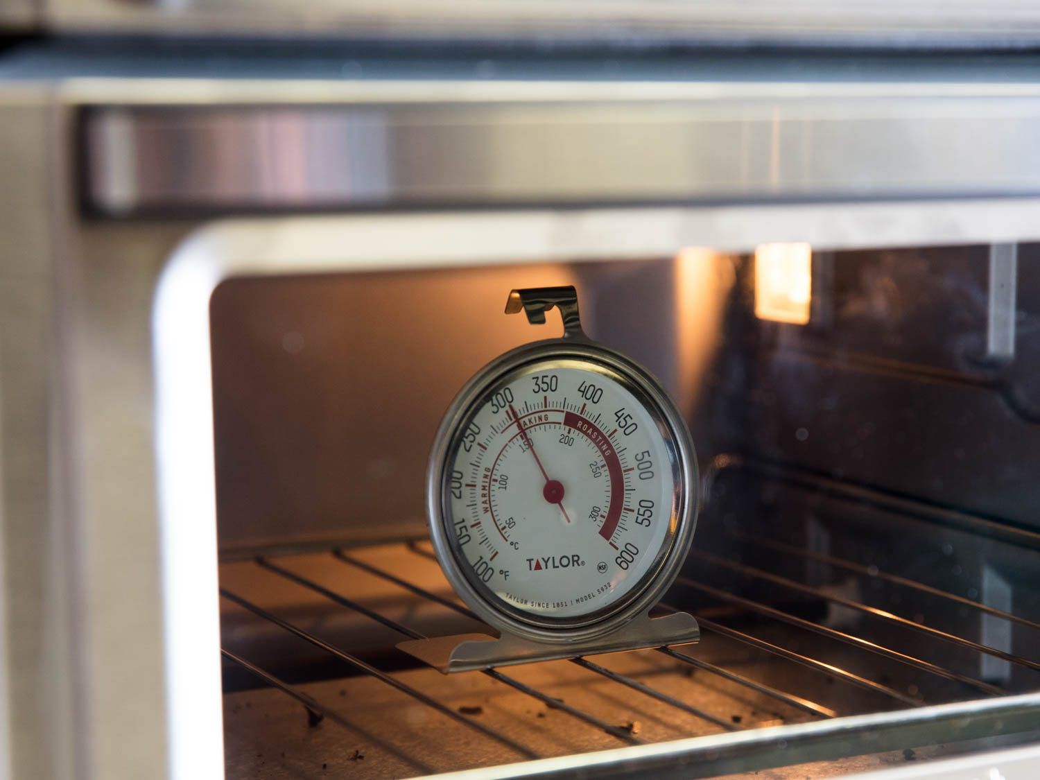 烤箱温度计是必不可少的，以确保您的烤箱运行的真实温度