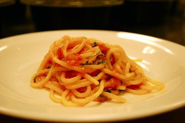 年代paghetti with tomato and basil